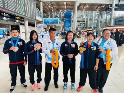 จอมพลังดาวรุ่งชุดสู้ศึกเอเชียหอบเหรียญรางวัลกลับถึงไทยแล้ว Image 2