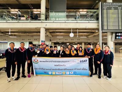 จอมพลังดาวรุ่งชุดสู้ศึกเอเชียหอบเหรียญรางวัลกลับถึงไทยแล้ว Image 3