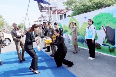 พลตรีหญิง ท่านผู้หญิงอรอนงค์ ปิยนาฏวชิรพัทธ์ เป็นประธานมอบเห ... Image 1