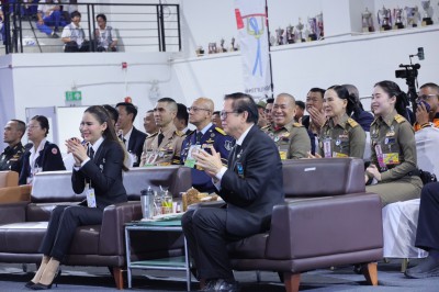 พลตรีหญิง ท่านผู้หญิงอรอนงค์ ปิยนาฏวชิรพัทธ์ เป็นประธานมอบเห ... Image 4