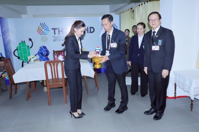 พลตรีหญิง ท่านผู้หญิงอรอนงค์ ปิยนาฏวชิรพัทธ์ เป็นประธานมอบเห ... Image 9