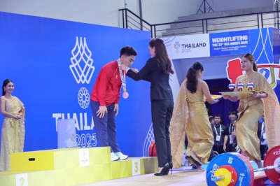 พลตรีหญิง ท่านผู้หญิงอรอนงค์ ปิยนาฏวชิรพัทธ์ เป็นประธานมอบเห ... Image 12