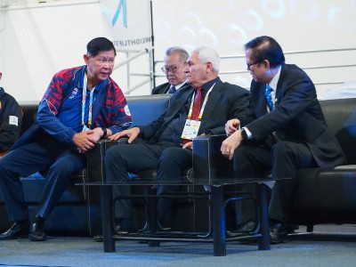 ประธานสหพันธ์ยกน้ำหนักนานาชาติร่วมชมกีฬายกน้ำหนัก ซีเกมส์ คร ... Image 3