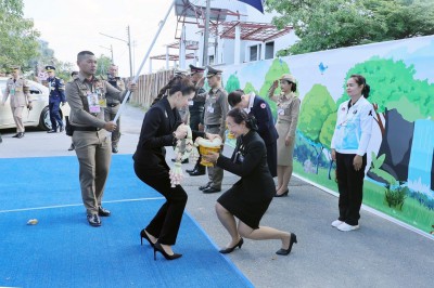 พลตรีหญิง ท่านผู้หญิงอรอนงค์ ปิยนาฏวชิรพัทธ์ เป็นประธานมอบเห ... Image 6