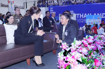 พลตรีหญิง ท่านผู้หญิงอรอนงค์ ปิยนาฏวชิรพัทธ์ เป็นประธานมอบเห ... Image 14