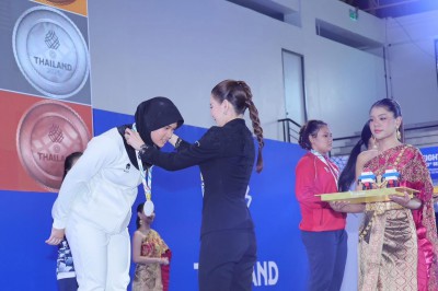 พลตรีหญิง ท่านผู้หญิงอรอนงค์ ปิยนาฏวชิรพัทธ์ เป็นประธานมอบเห ... Image 17