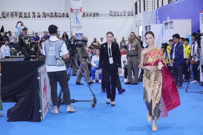 พลตรีหญิง ท่านผู้หญิงอรอนงค์ ปิยนาฏวชิรพัทธ์ เป็นประธานมอบเห ... Image 20