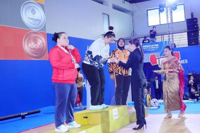 พลตรีหญิง ท่านผู้หญิงอรอนงค์ ปิยนาฏวชิรพัทธ์ เป็นประธานมอบเห ... Image 26