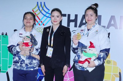 พลตรีหญิง ท่านผู้หญิงอรอนงค์ ปิยนาฏวชิรพัทธ์ เป็นประธานมอบเห ... Image 33