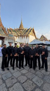 ทีมยกน้ำหนักวางพวงมาลา ถวายราชสักการะพระบรมศพ สมเด็จพระนางเจ ... Image 9