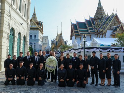 ทีมยกน้ำหนักวางพวงมาลา ถวายราชสักการะพระบรมศพ สมเด็จพระนางเจ ... Image 2