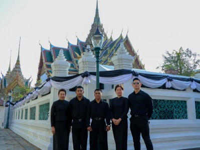 ทีมยกน้ำหนักวางพวงมาลา ถวายราชสักการะพระบรมศพ สมเด็จพระนางเจ ... Image 5