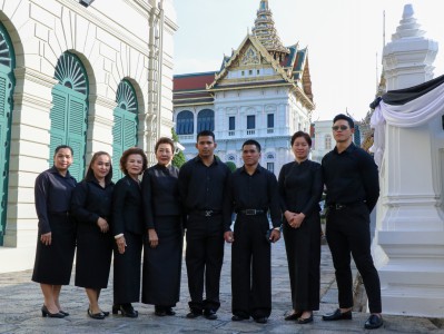 ทีมยกน้ำหนักวางพวงมาลา ถวายราชสักการะพระบรมศพ สมเด็จพระนางเจ ... Image 6