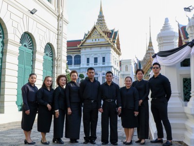 ทีมยกน้ำหนักวางพวงมาลา ถวายราชสักการะพระบรมศพ สมเด็จพระนางเจ ... Image 7