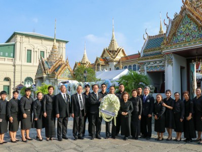 ทีมยกน้ำหนักวางพวงมาลา ถวายราชสักการะพระบรมศพ สมเด็จพระนางเจ ... Image 1