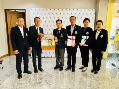 ผู้บริหารสมาคมกีฬายกน้ำหนักฯ เข้าพบพร้อมมอบกระเช้าปีใหม่บิ๊ก ... Image 3