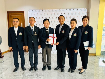 ผู้บริหารสมาคมกีฬายกน้ำหนักฯ เข้าพบพร้อมมอบกระเช้าปีใหม่บิ๊ก ... Image 4