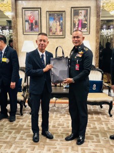 สมาคมกีฬายกน้ำหนักฯ-ชมรมกอล์ฟเพื่อนพี่ยอด มอบ 1 ล. สร้างบังเ ... Image 9