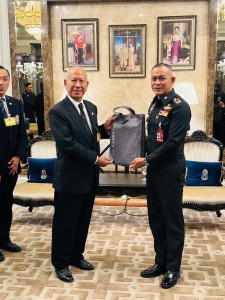 สมาคมกีฬายกน้ำหนักฯ-ชมรมกอล์ฟเพื่อนพี่ยอด มอบ 1 ล. สร้างบังเ ... Image 11