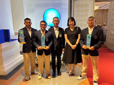 3 จอมพลังรับมอบโล่เกียรติคุณงาน “คืนที่ดาวพราวฟ้า” Image 2