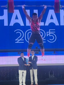 3 จอมพลังรับมอบโล่เกียรติคุณงาน “คืนที่ดาวพราวฟ้า” Image 5