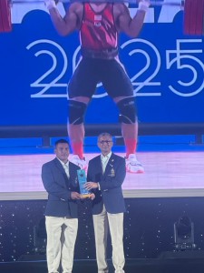 3 จอมพลังรับมอบโล่เกียรติคุณงาน “คืนที่ดาวพราวฟ้า” Image 6