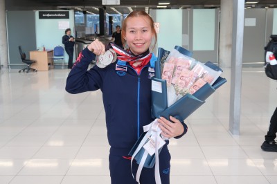 ทัพยกน้ำหนักไทยชุดเยาวชนโลกหอบเหรียญรางวัลกลับถึงบ้านแล้ว Image 15