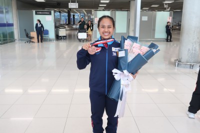ทัพยกน้ำหนักไทยชุดเยาวชนโลกหอบเหรียญรางวัลกลับถึงบ้านแล้ว Image 17