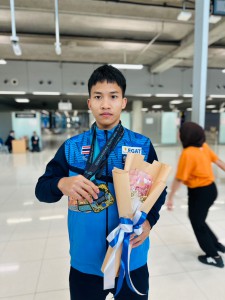 นักยกน้ำหนักชุดยุวชนและเยาวชนเอเชียหอบเหรียญถึงประเทศไทยแล้ว Image 5