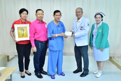 พล.ต.อินทรัตน์ มอบเงิน 3 แสนบาท สนับสนุนมูลนิธิ รพ.พระมงกุฎเ ... Image 2