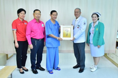 พล.ต.อินทรัตน์ มอบเงิน 3 แสนบาท สนับสนุนมูลนิธิ รพ.พระมงกุฎเ ... Image 1