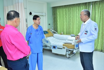 พล.ต.อินทรัตน์ มอบเงิน 3 แสนบาท สนับสนุนมูลนิธิ รพ.พระมงกุฎเ ... Image 3