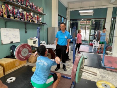 ผู้บริหารสมาคมกีฬากีฬายกน้ำหนักฯ เยี่ยมทีมสโมสรโรงเรียนกีฬาก ... Image 2