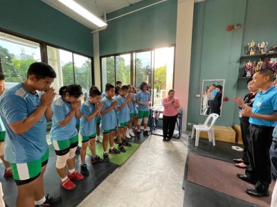 ผู้บริหารสมาคมกีฬากีฬายกน้ำหนักฯ เยี่ยมทีมสโมสรโรงเรียนกีฬาก ... Image 5