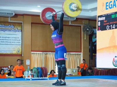 จอมพลังสาวมาเลเซียฟอร์มดีเหมา 3 เหรียญทอง ศึก EGAT ยกน้ำหนัก ... Image 8
